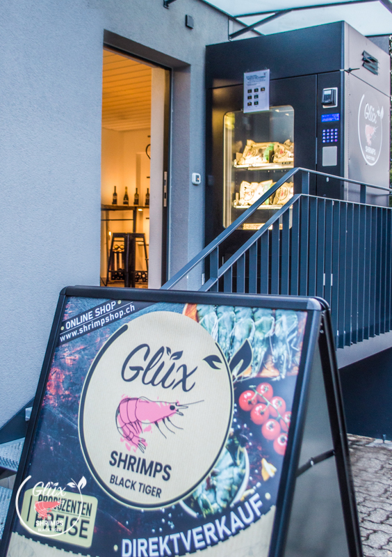 Glüx Direktverkauf-Beschilderung vor dem 24/7 Automaten